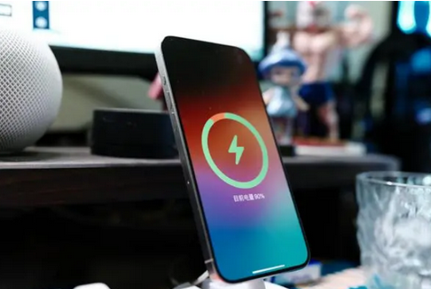 江岸苹果15换屏服务分享用什么充电器给iPhone15充电更好 